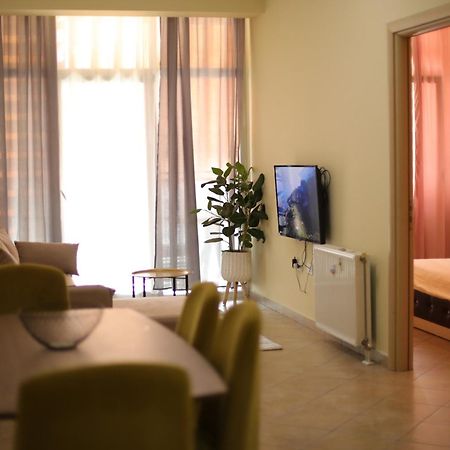 Pleasant Apartment With Free Dedicated Parking In Komuna E Parisit Tiranë Eksteriør bilde