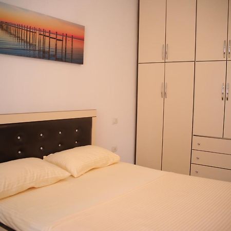 Pleasant Apartment With Free Dedicated Parking In Komuna E Parisit Tiranë Eksteriør bilde